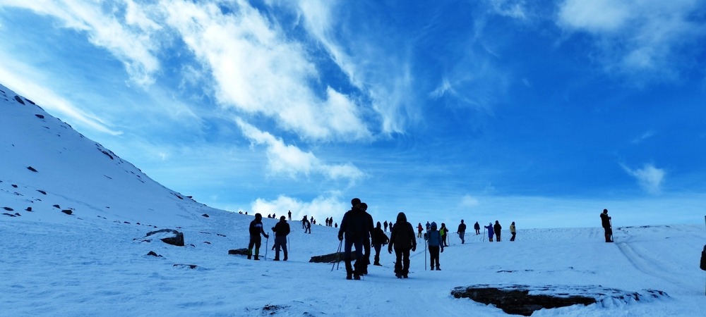 Peoples on snow